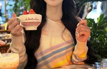 Feilin嗲囡囡 – 粉色童话中的沐娜娜：绚丽写真美图捕捉梦幻瞬间.txt