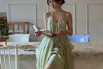 HuaYang花漾 – 免费欣赏Egg_尤妮丝的御姐写真合集，完美呈现她的优雅.txt