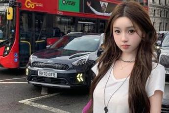 HuaYang花漾 – 许诺Sabrina的自拍写真：无圣光下展现独特魅力与自信风采.txt