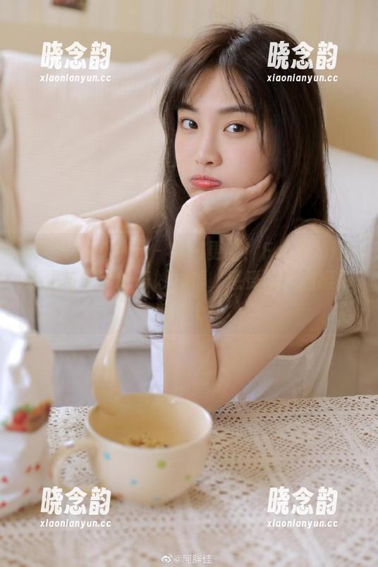 MiStar魅妍社 - 美图更新！FoxYini孟狐狸与眼镜的奇妙碰撞，感受独特的摄影魅力.txt