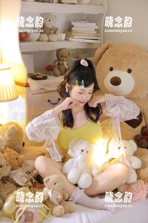 QingDouKe青豆客 - 让人心动的瞬间：梁莹Sugar的套装写真壁纸新风尚.txt