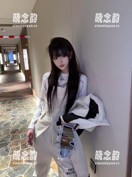 谁说衣服得花钱？Sonson(손손)的免费礼服套图让你也能当时尚达人！.txt
