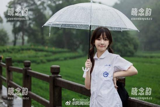 TouTiao头条女神 - 大悦悦的泳装写真图集：独特风格结合自然美，尽显活力与优雅.txt