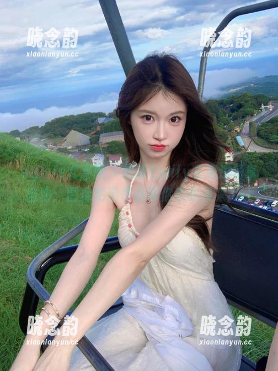UGirls尤果网 - 奶茶Emily在海边畅享自由：图库精选作品带你领略风采.txt