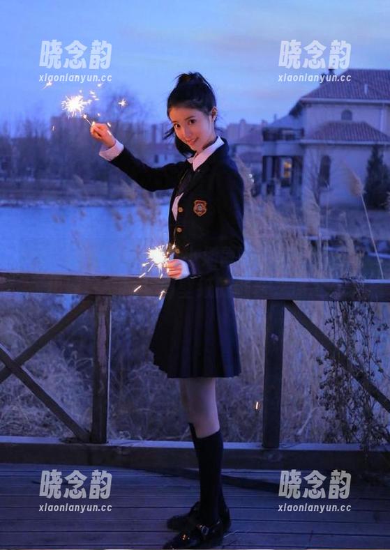 UGirls尤果网 - 与小潘鼠一同走进校园，极致写真与梦幻壁纸的融合之旅.txt