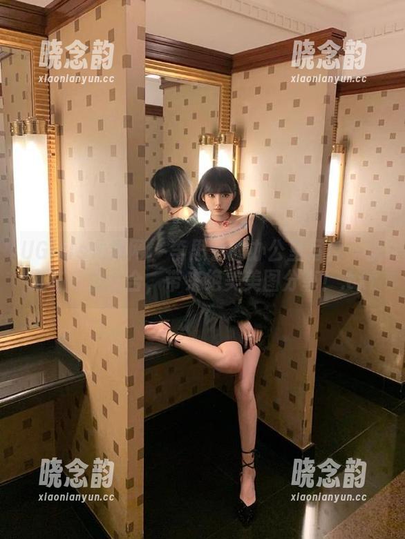 UGirls尤果网 - 李思宁的办公室写真：优雅与专业结合，带来绝美美图分享！.txt