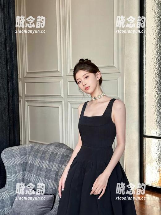 UGirls尤果网 - 海边的浪漫与清新：温鈊怡写真原图与精选图集.txt