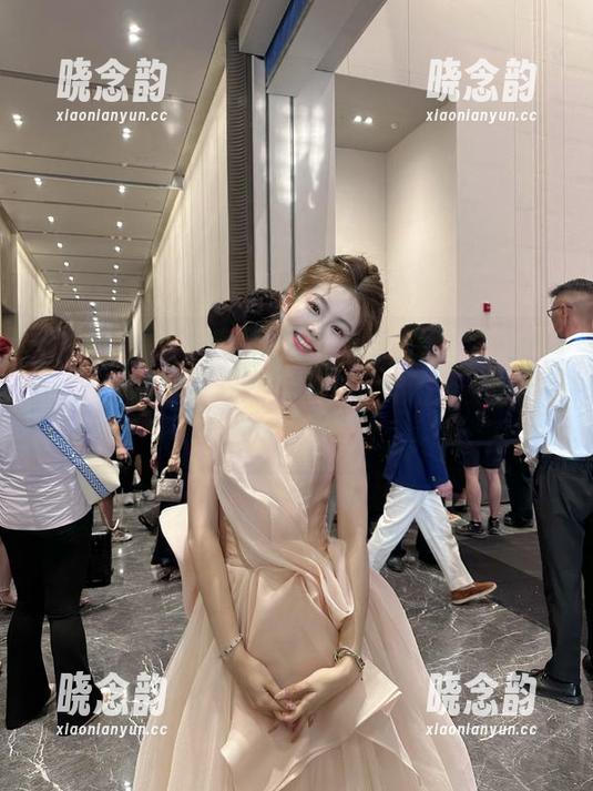 XIAOYU语画界 - 当短裤碰上徐莉芝Booty：看她如何把简单的单品玩出五花八门的风情！.txt