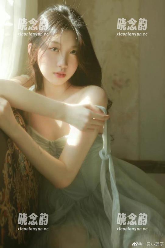 XIAOYU语画界 - 创意无限的白裙写真：黄乐然作品集展现个性与风格.txt