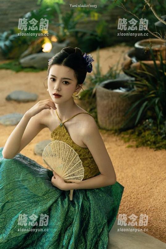 Xiuren秀人网 - 锁定Elise谭晓彤黑白写真，原图精选让你的生活多一抹魅力！.txt
