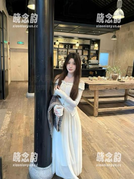 Xiuren秀人网 - Miko酱带来的私拍睡衣写真，打破平凡，展现无尽的时尚可能！.txt