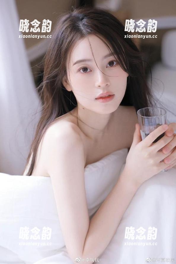 Xiuren秀人网 - 区静瑶泳装写真：海滩魅力与优雅气质，夏日里的精彩分享不停歇！.txt