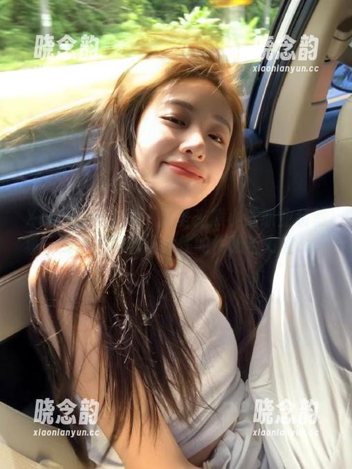 Xiuren秀人网 - 无圣光熊小诺职业装写真，美图回馈职场女性的优雅与力量.txt