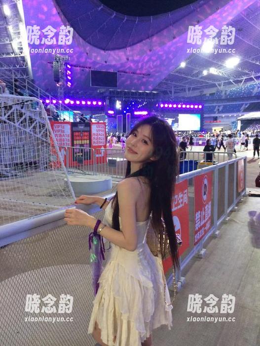 Xiuren秀人网 - 雨儿1494的黑白写真壁纸，完美诠释优雅与简约，快来收藏吧！.txt