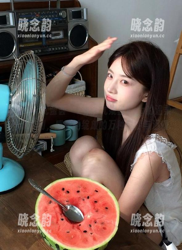 YouMi尤蜜荟 - Egg-尤妮丝Egg的温柔图集福利，感受她绽放的万种风情与温暖.txt