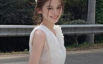 YouMi尤蜜荟 – 敬请期待！娜露selena学姐最新福利写真作品，让你眼前一亮！.txt