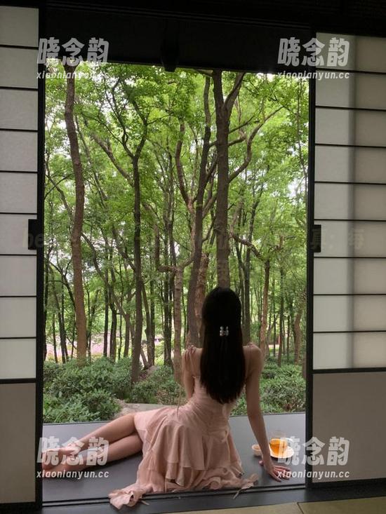 beautyleg-Lucy beautyleg - Lucy的优雅礼服写真:每一张套图都是一段故事.txt