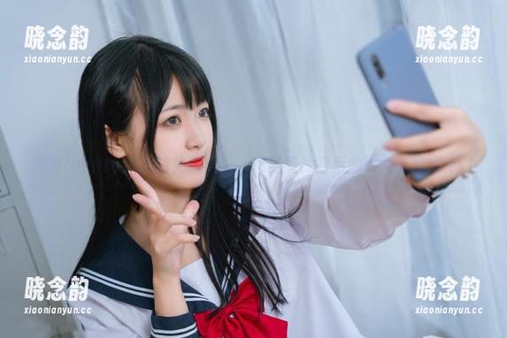 欣赏lovely呆玄的礼服美图，感受照片背后的时尚与艺术.txt