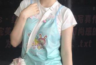 pans – 红裙的魅力在可儿的写真作品中得到完美呈现，让这些充满时尚感的壁纸为你的空间增添色彩。.txt