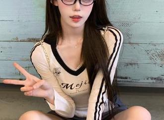pans – 独特视角呈现李沫泳池高清图包，尽享阳光与水花交织的美丽瞬间。.txt