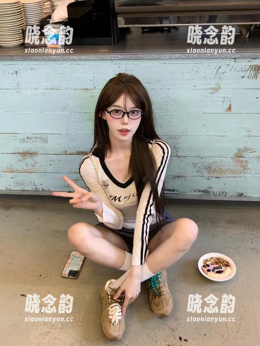 pans - 独特视角呈现李沫泳池高清图包，尽享阳光与水花交织的美丽瞬间。.txt
