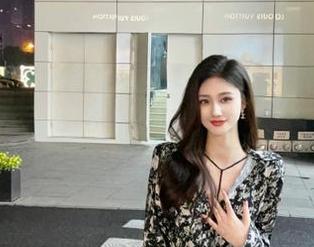 丽柜 – 捕捉灵动时刻，凌凌的写真美图展现了剧情背后的故事与情感.txt