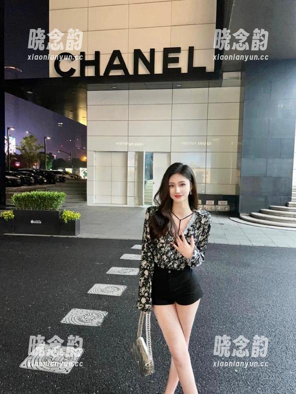 丽柜 - 捕捉灵动时刻，凌凌的写真美图展现了剧情背后的故事与情感.txt