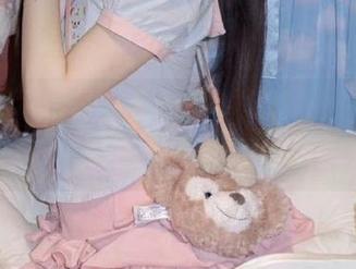 丽柜 – 司琪最新美脚写真，原图照片带你领略柔美风采.txt