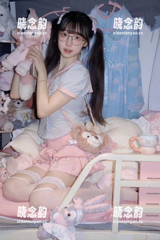 丽柜 - 司琪最新美脚写真，原图照片带你领略柔美风采.txt