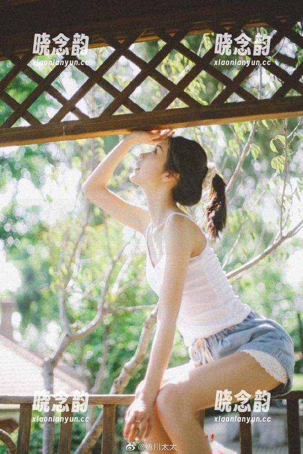 丽柜 - 探索安安黑丝系列写真合集：黑丝瞬间展现无限魅力.txt