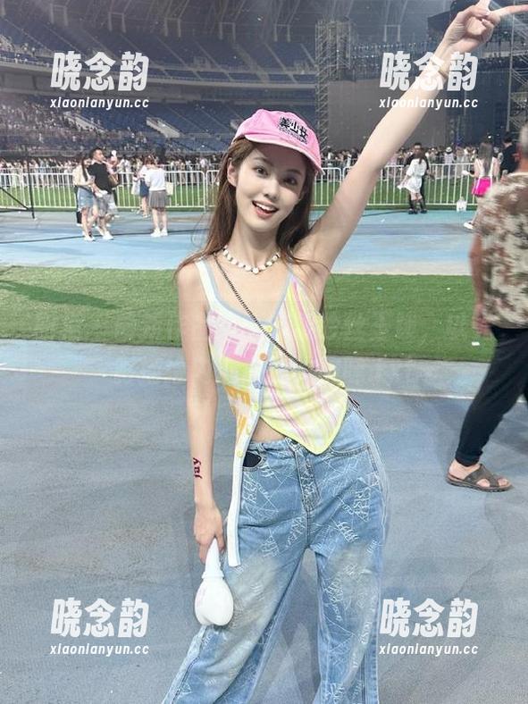 丽柜 - 最新作品集：苏黎吟丝玉锁，以光影描绘内心深处的韵味.txt