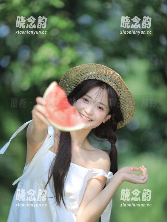 丽柜 - 私拍蕊蕊倾情演绎吊带主题，精彩套图不容错过.txt