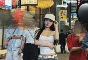 初见不驚艳，然蓝毛衣黑丝写真下载后再也无法忘怀——亚马逊鲶鱼.txt
