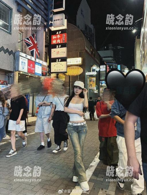 初见不驚艳，然蓝毛衣黑丝写真下载后再也无法忘怀——亚马逊鲶鱼.txt