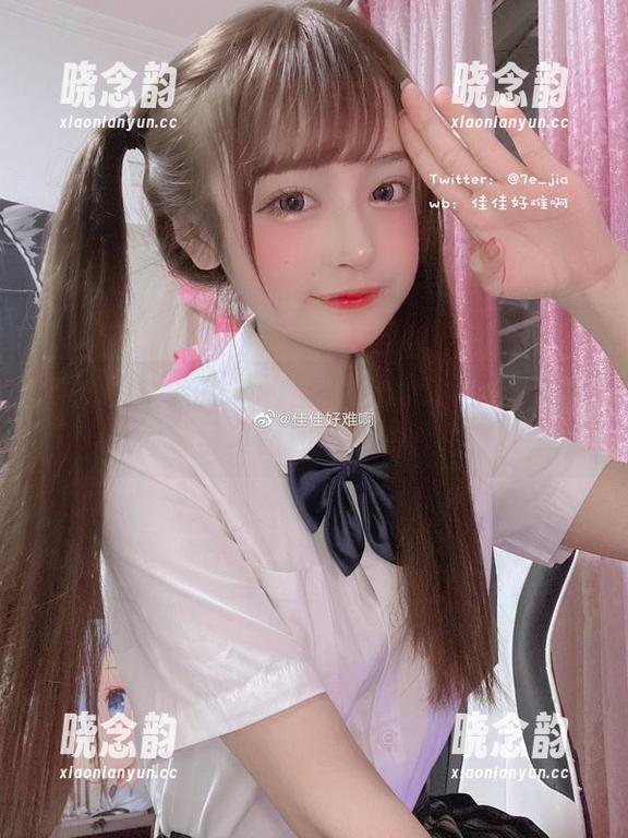 佳佳酱ovo 穿上兔女郎衣服的佳佳酱ovo:一场关于自嘲与写真图册的奇妙冒险.txt