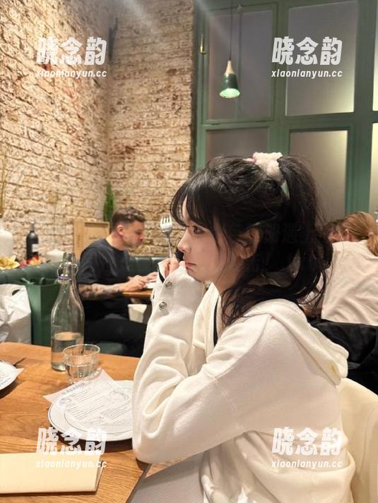 克拉女神 - 当YOYO的白色图册遇上原图，简直是视觉的极致冲击！.txt