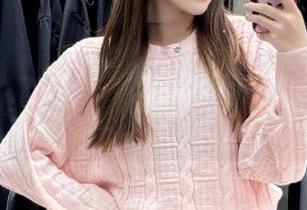 初夏女神 – 安妮草莓色JK无圣光写真套图，探索她的时尚与个性.txt