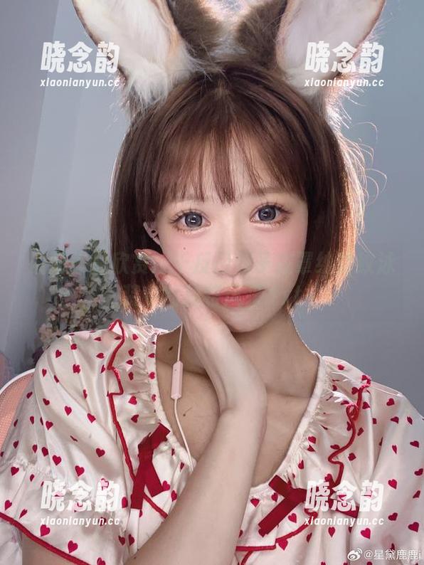 最新作品欣赏：千反田鹿子在罩纱豹纹泳装中的独特风采.txt
