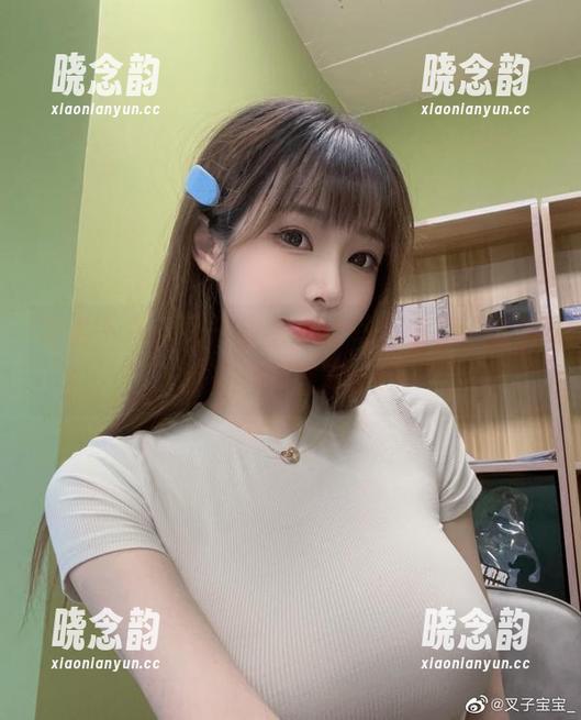 网盘下载：叉子宝宝学姐写真系列，带你感受视觉盛宴.txt