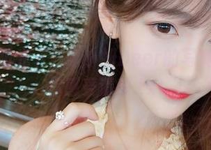 在夏日阳光下，啾小妍Deer的写真图包带你感受清新.txt