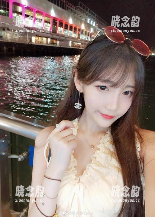 在夏日阳光下，啾小妍Deer的写真图包带你感受清新.txt