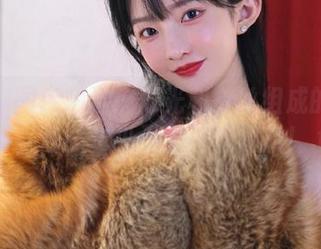 喵写真图库精选：灯光和白丝组成的娇媚身影，当然也少不了一丝调侃！.txt