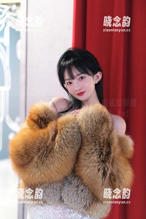喵写真图库精选：灯光和白丝组成的娇媚身影，当然也少不了一丝调侃！.txt