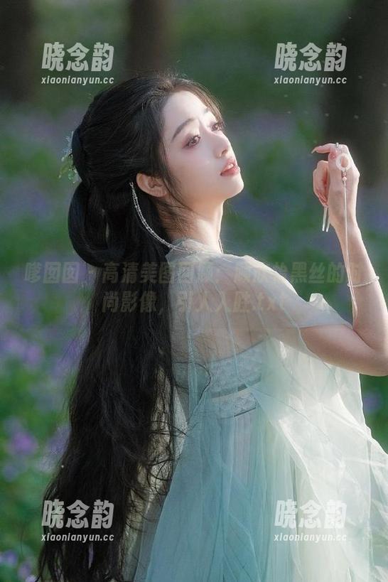 嗲囡囡 - 高清美图回顾：顾欣怡黑丝的时尚影像，引人入胜.txt