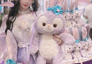 与在下萝莉控ii一起探索最新的白色摄影作品，分享她的魅力时刻！.txt