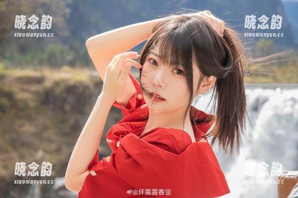 点击查看！坏露露香宝黑白原图更新，品味她的独特摄影风格.txt