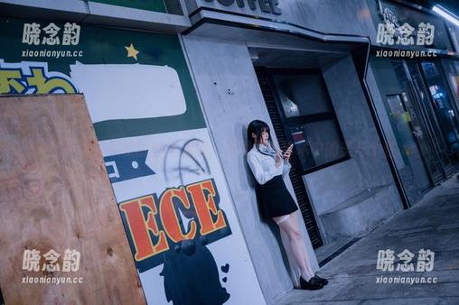 跟随夏小秋秋秋的丝袜美图，发现写真艺术中的美与个性.txt