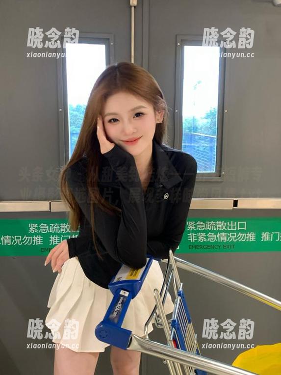 头条女神 - 从甜美到酷炫——乔安短裤专业摄影精选图片，展现多样时尚风情.txt