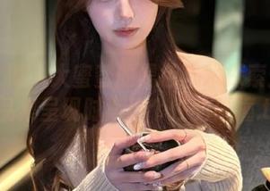 头条女神 – 大蜜蜜的黑色艺术探索：精选作品集呈现时尚与个性的碰撞.txt