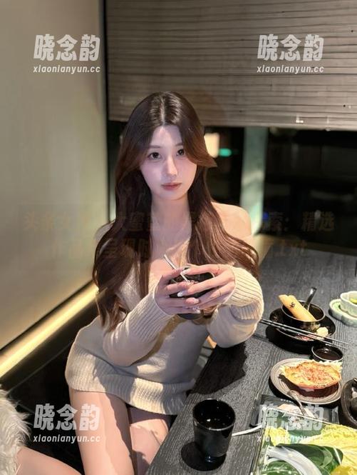 头条女神 - 大蜜蜜的黑色艺术探索：精选作品集呈现时尚与个性的碰撞.txt